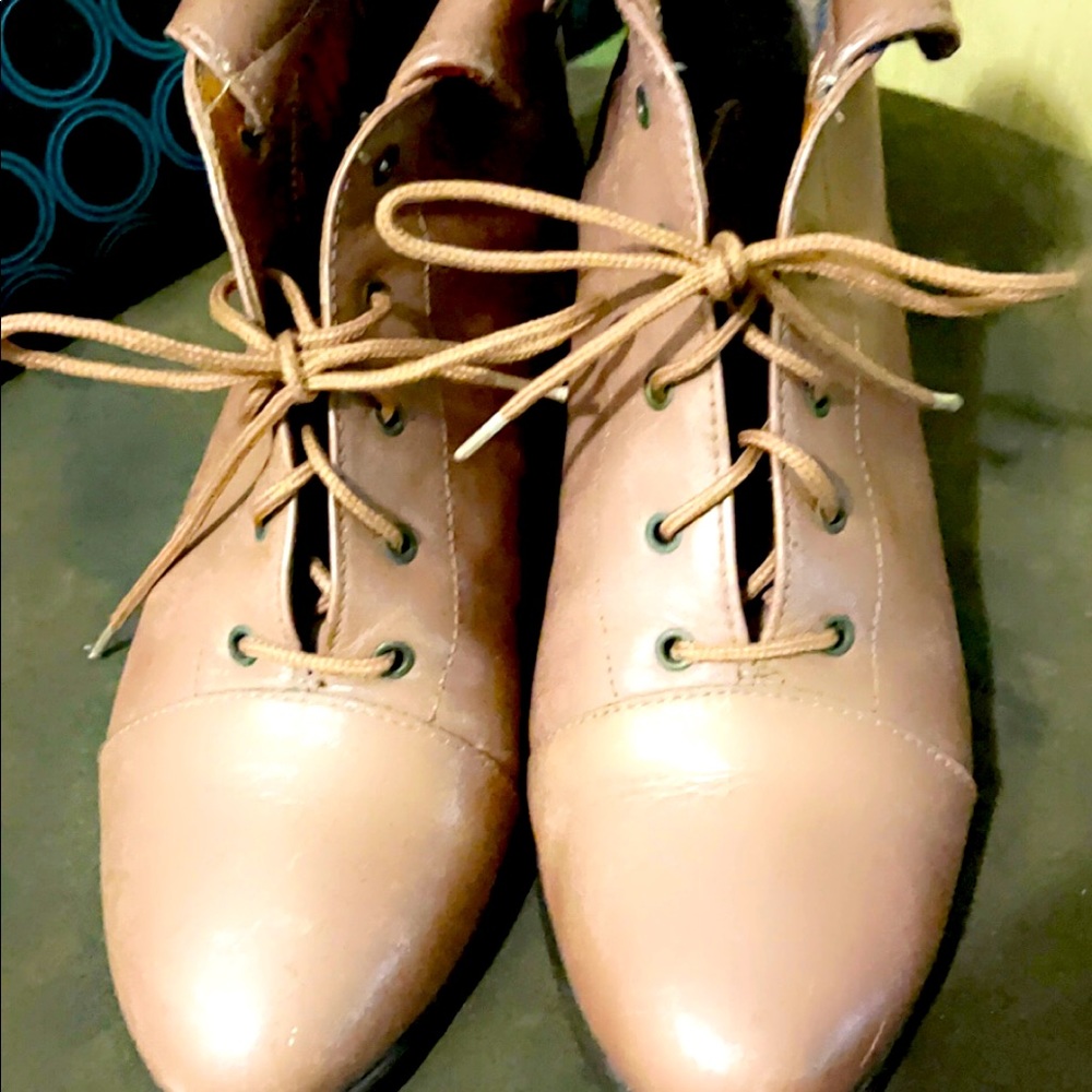 Mixed Blues - Cute light brown/tan leather booties…..size 7.5